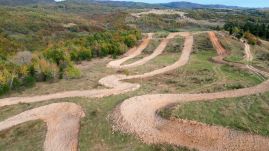 „Hab a tortán” – off-road pályával és ökológiai kutatóközponttal „színesítik” a Réz-hegységet 